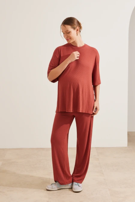 CONJUNTO GESTANTE E AMAMENTAÇÃO CONFORTÁVEL CALÇA E CAMISETA OVER MARROM