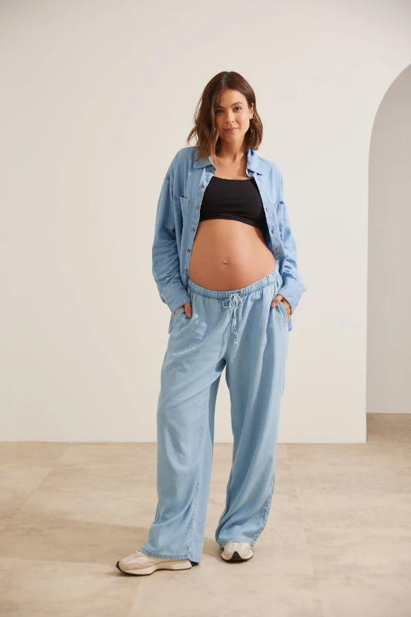 CALÇA JEANS LEVE COM BOLSO GESTANTE E PÓS-PARTO AZUL CLARO