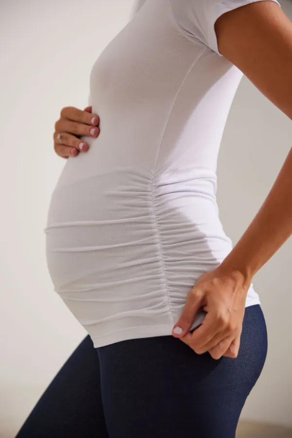 CAMISETA GESTANTE ESTICA E VAI MANGA CURTA  BRANCO - Imagem 2