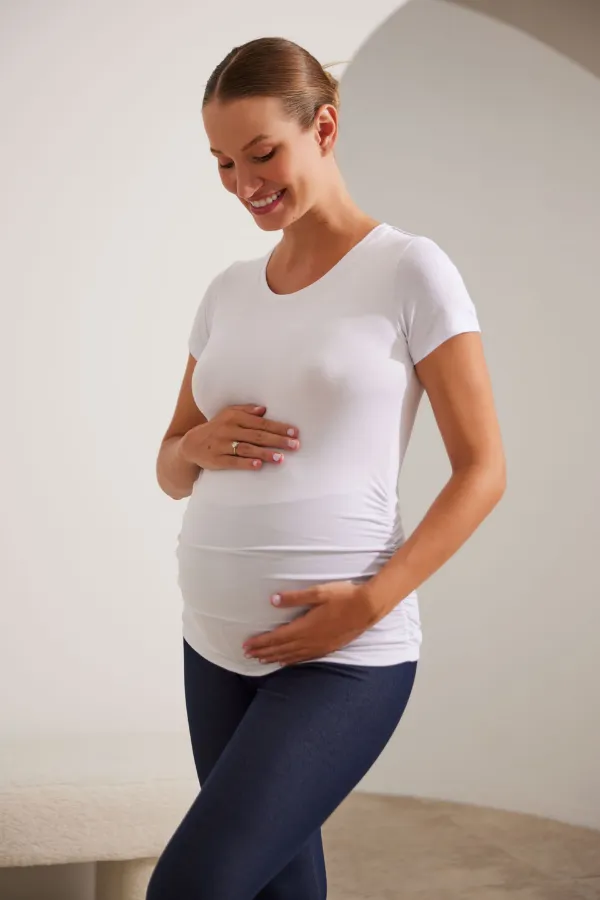 CAMISETA GESTANTE ESTICA E VAI MANGA CURTA  BRANCO - Imagem 1