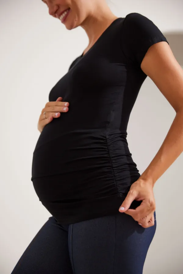 CAMISETA GESTANTE ESTICA E VAI MANGA CURTA  PRETO - Imagem 2