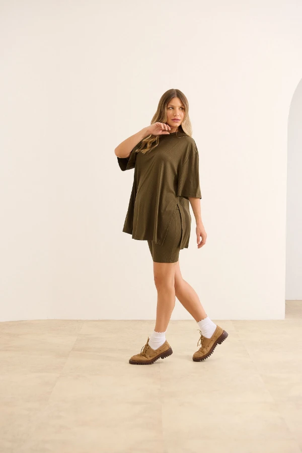 CONJUNTO GESTANTE E AMAMENTAÇÃO CAMISETA OVER E SHORT OLIVA - Imagem 2