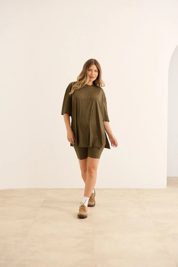 CONJUNTO GESTANTE E AMAMENTAÇÃO CAMISETA OVER E SHORT OLIVA - Imagem 1