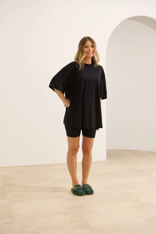 CONJUNTO GESTANTE E AMAMENTAÇÃO CAMISETA OVER E SHORT PRETO - Imagem 1