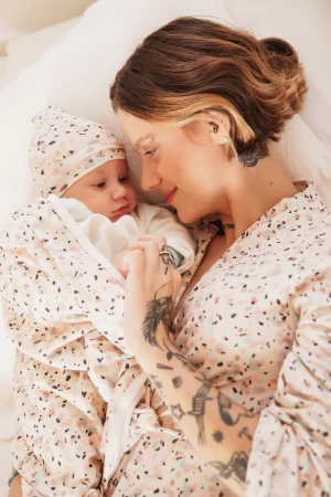 CONJUNTO MATERNIDADE ROBE COM MANTA E TOUCA BEBÊ GRANULADO - Imagem 1