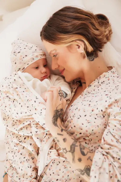CONJUNTO MATERNIDADE ROBE COM MANTA E TOUCA BEBÊ GRANULADO - Imagem 1