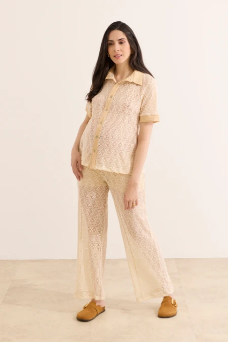 CONJUNTO GESTANTE E AMAMENTAÇÃO CALÇA AJUSTÁVEL E CAMISA DE RENDA NATURAL