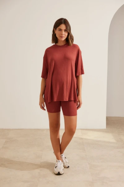 CONJUNTO GESTANTE E AMAMENTAÇÃO CAMISETA OVER E SHORT MARROM - Imagem 1
