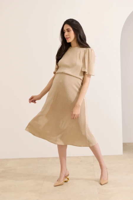 CONJUNTO GESTANTE T-SHIRT E SAIA MIDI PLISSADO DOURADO