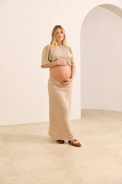 CONJUNTO GESTANTE T-SHIRT E SAIA MIDI PLISSADO DOURADO - Imagem 1