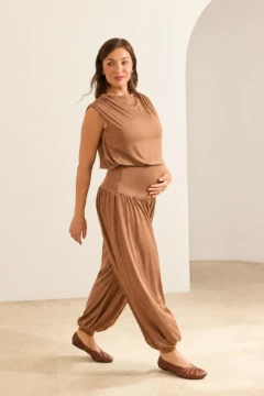 CONJUNTO QUE PARECE MACACÃO GESTANTE E AMAMENTAÇÃO
