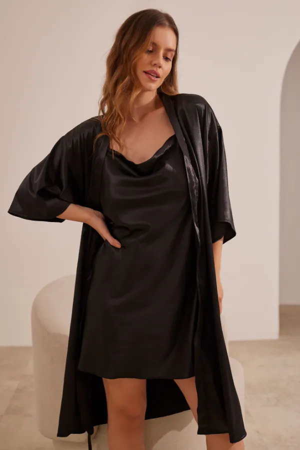 ROBE MATERNIDADE MIDI DE CETIM PRETO - Imagem 1