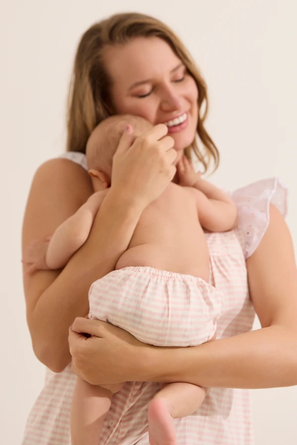 TAPA FRALDA BEBÊ LISTRADO OFF E ROSA - Imagem 1