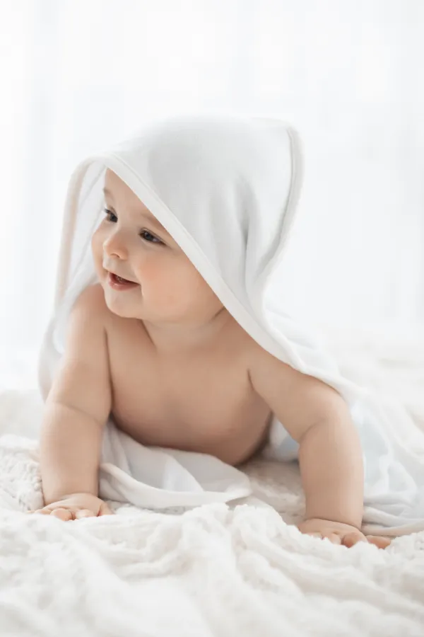 TOALHA DE BEBÊ FELPUDA COM CAPUZ OFF WHITE - Imagem 1