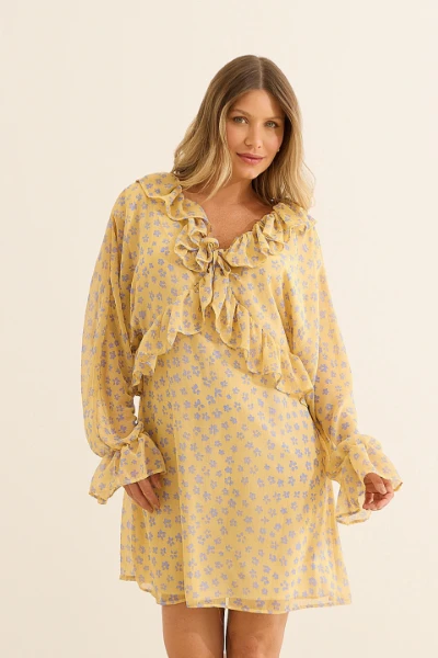 VESTIDO GESTANTE E AMAMENTAÇÃO COM BABADOS E DECOTE REGULÁVEL AMARELO COM FLORES - Imagem 1
