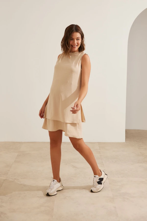 VESTIDO GESTANTE E AMAMENTAÇÃO CLÁSSICO CURTO TECIDO PLANO AREIA - Imagem 1